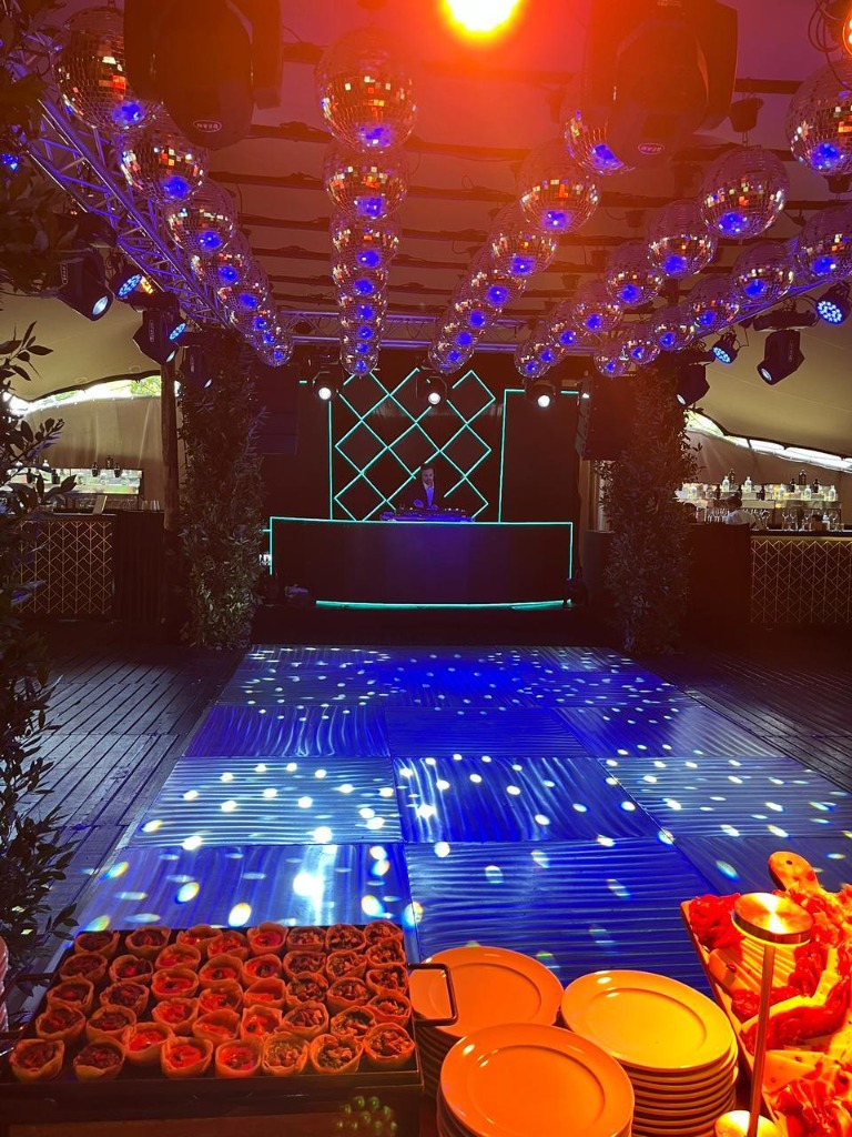 DJ setup con bola de disco