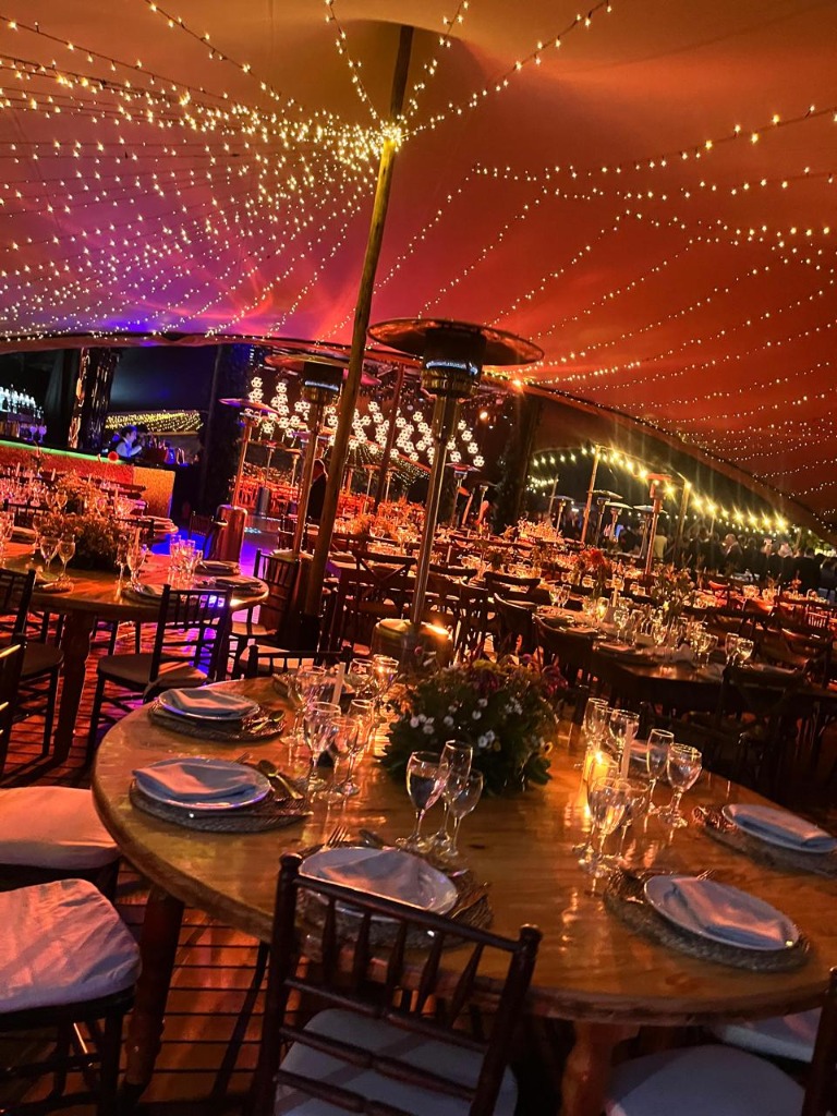 Montaje de boda con luces colgantes